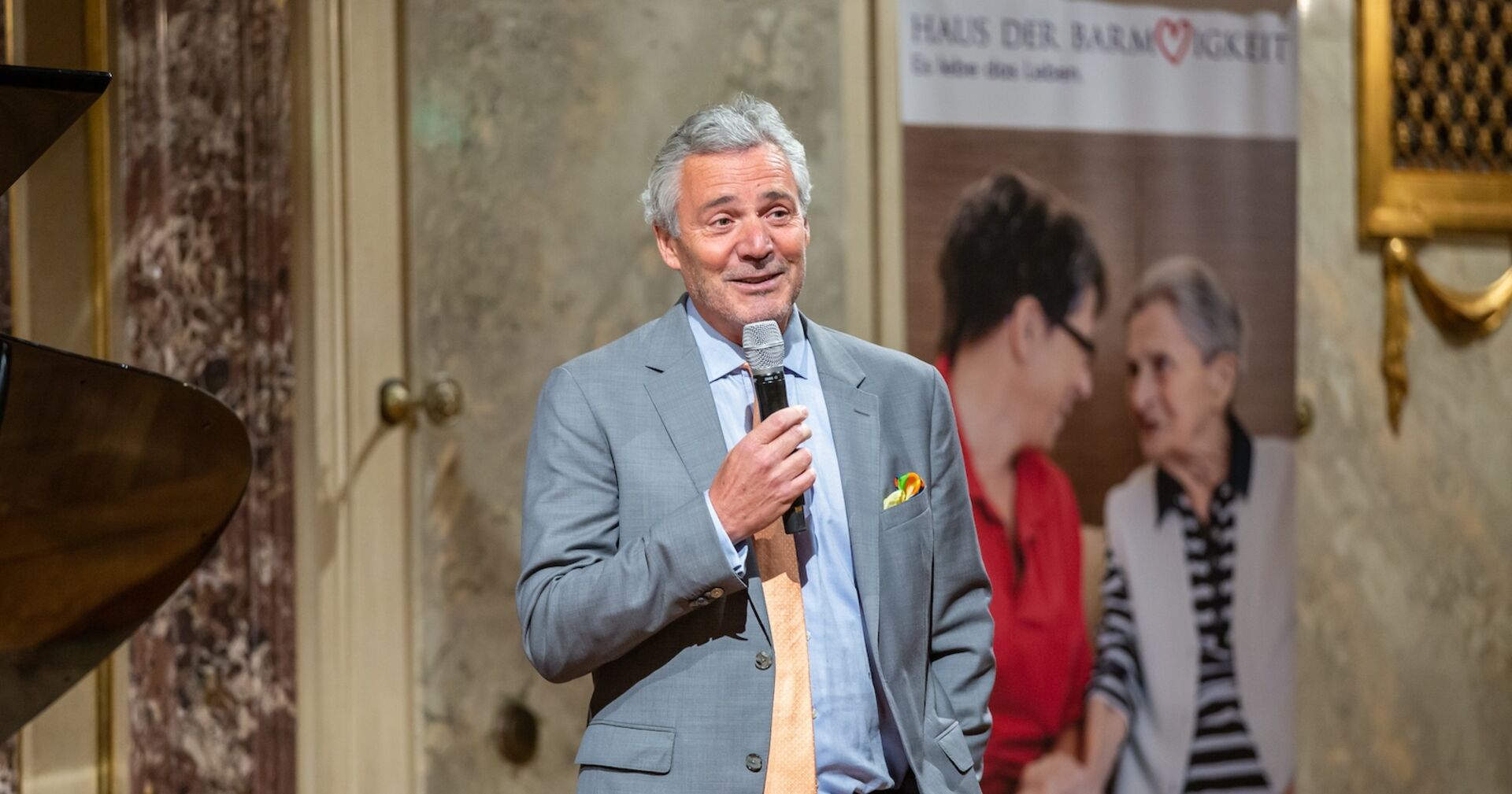 Porträt mit Mikrofon in der Hand