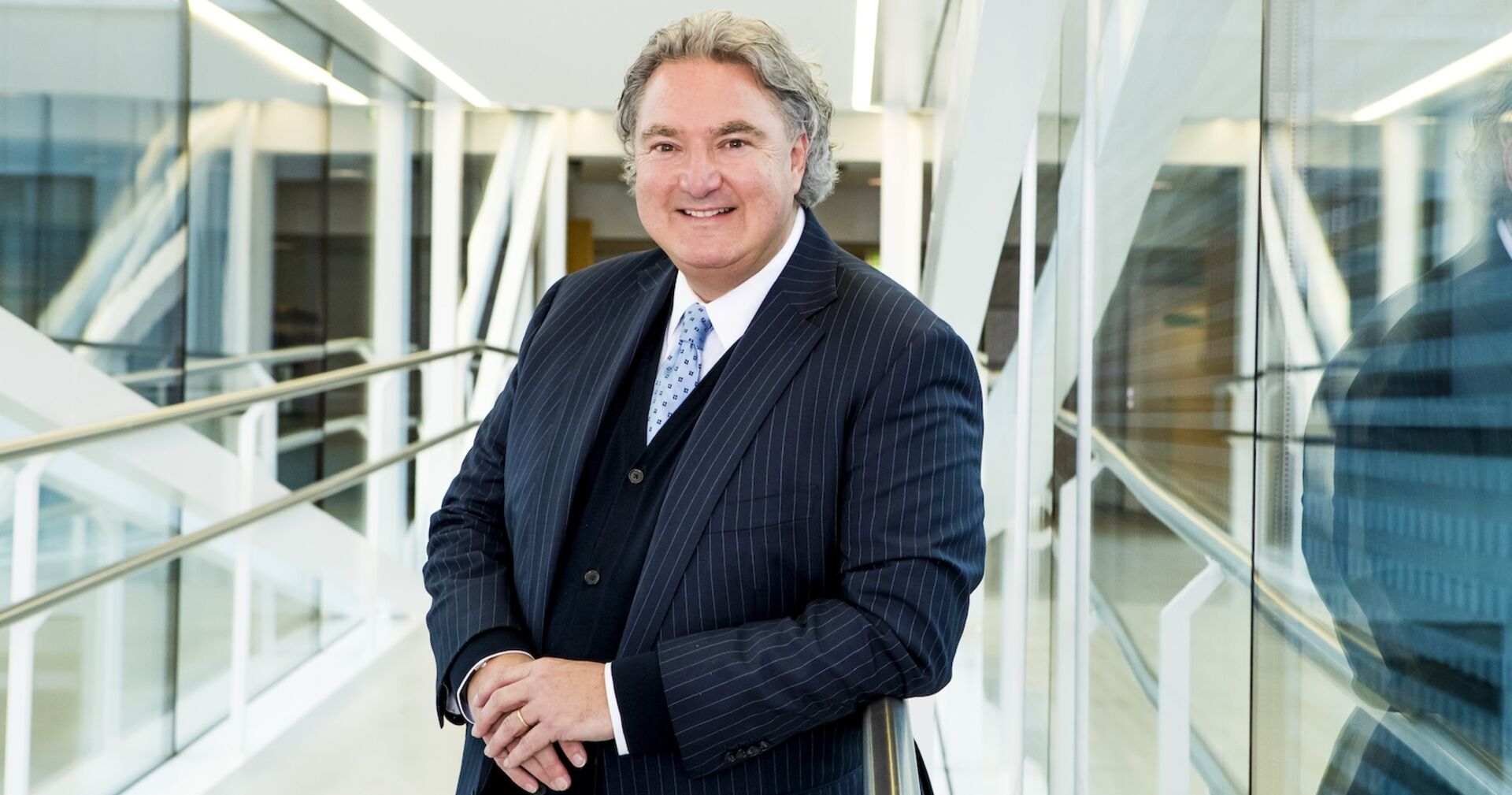 Porträt in einem futuristischen Stiegenhaus