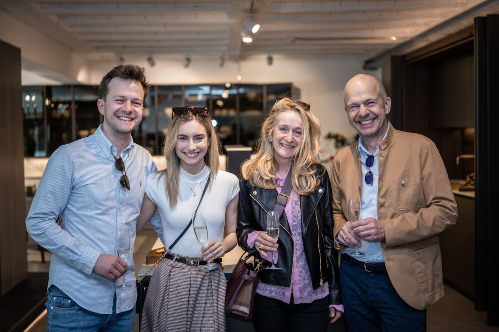 2 Männer und 2 Frauen bei einer Eröffnung