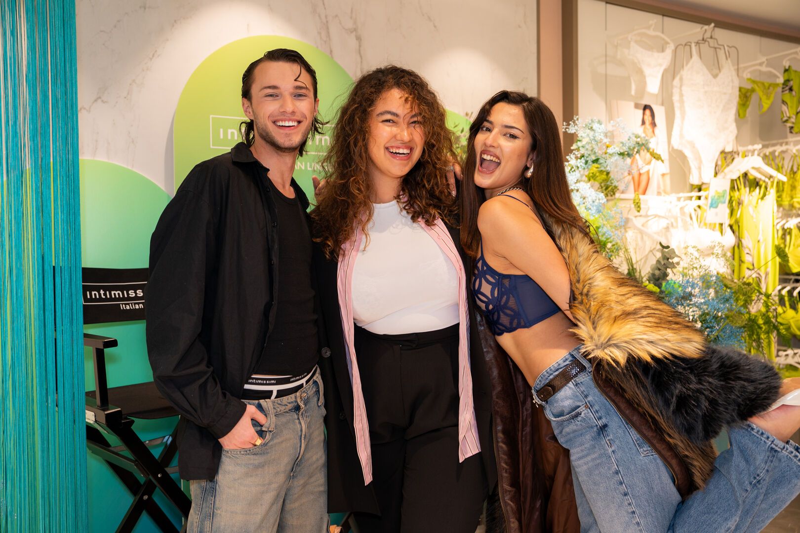 Aldin, Vivien und Intimissimi-Kampagnengesicht Grace in einem Intimissimi-Store.