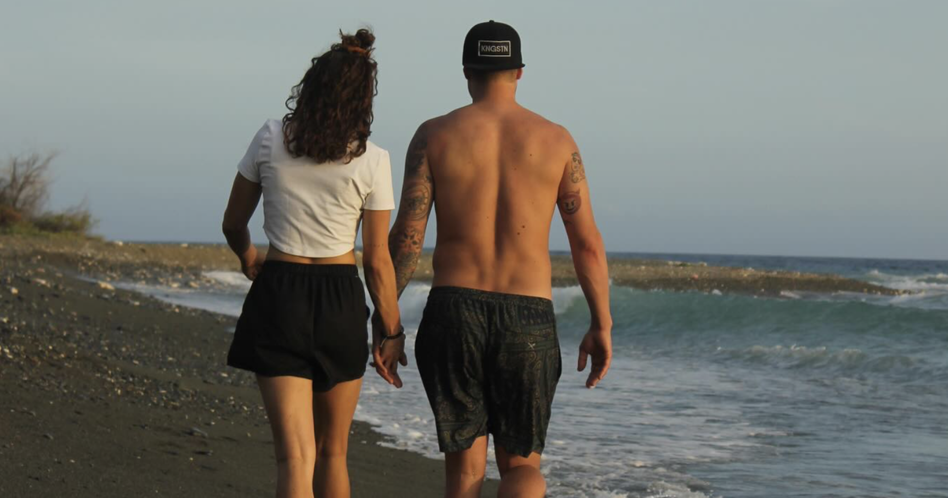 Manuel Feller und Freundin Händchenhaltend am Strand