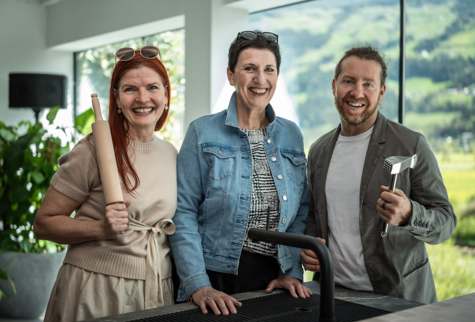 2 Frauen und ein Mann bei einer Eröffnung