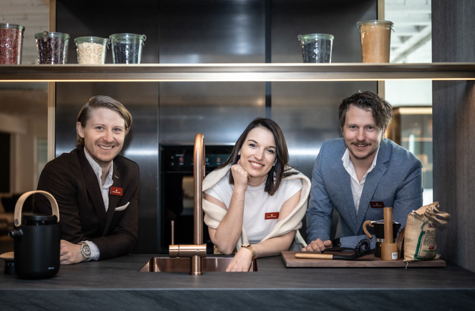 2 Männer und eine Frau bei einer Eröffnung