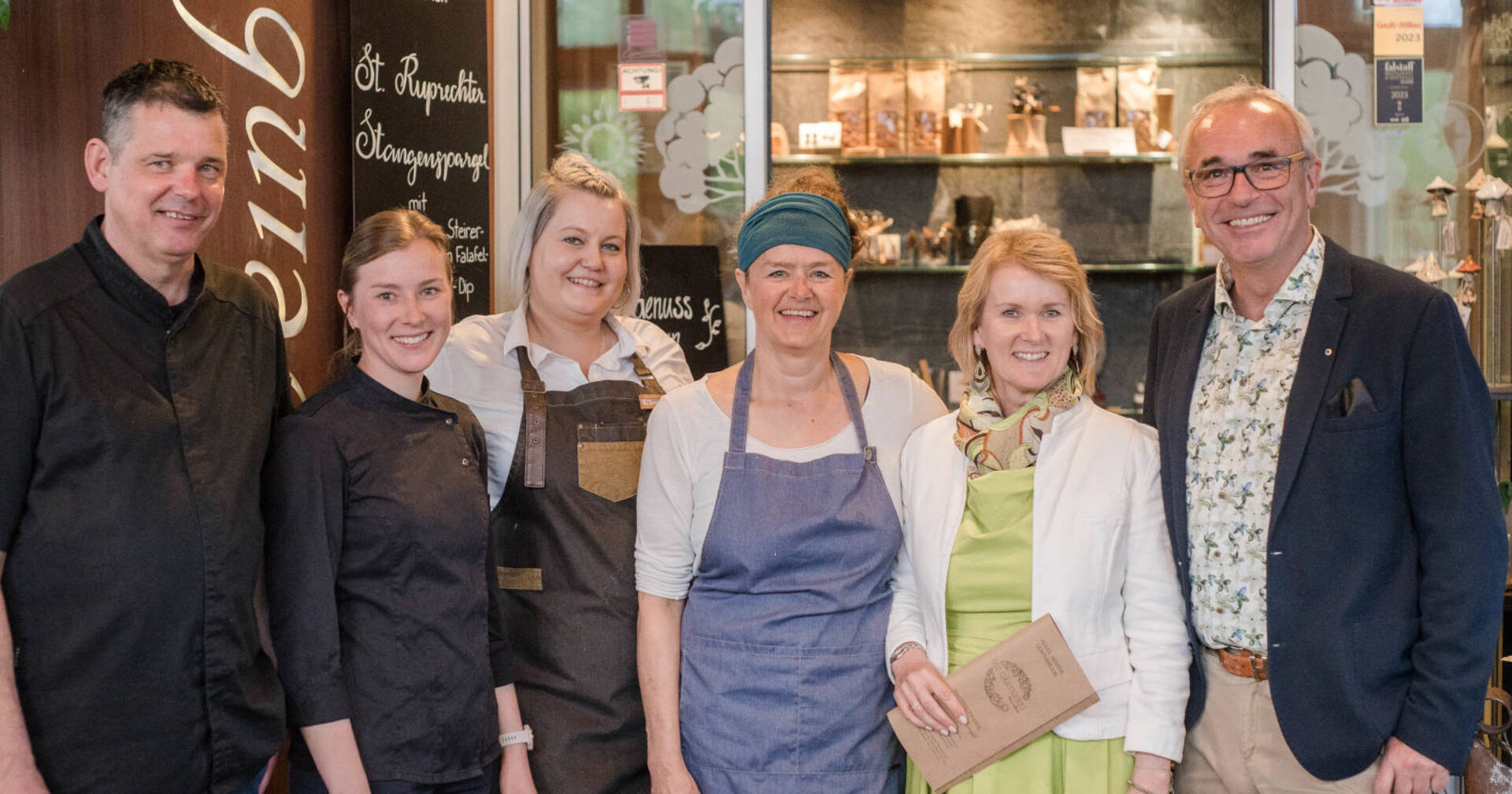 Küchenchef Johann Unger, Chef-Patissiére Patrizia Ochensberger, Barchefin Kerstin Fabian, Genussköchin Tina Lamm und die Gastgeber Astrid und Peter Ochensberger.