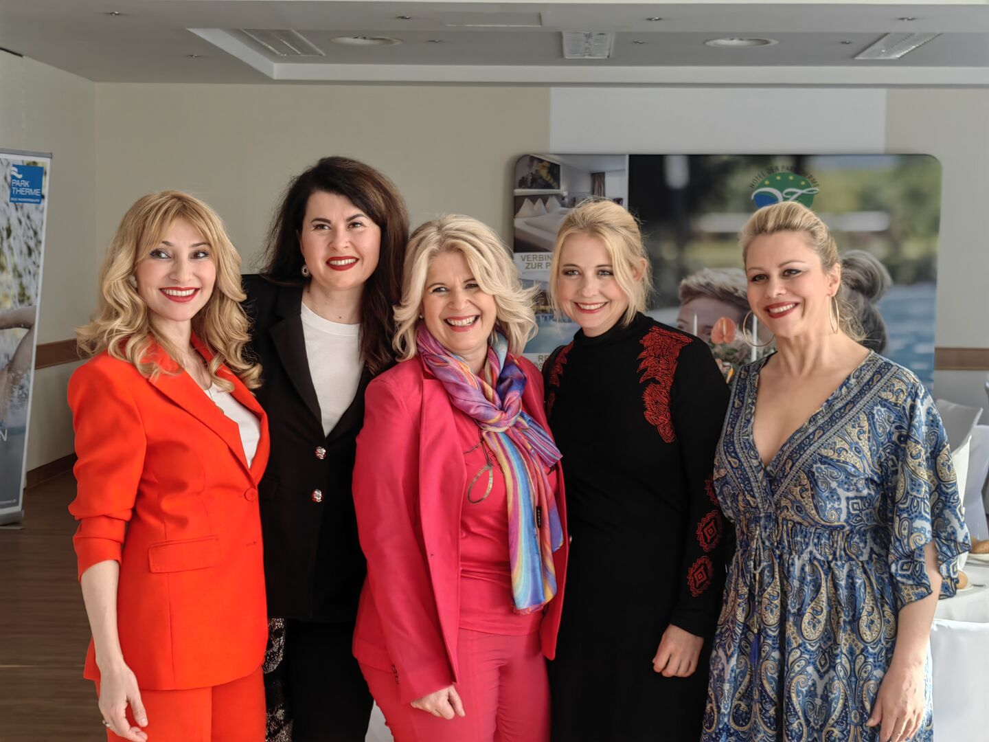 Mehrere Frauen stehen nebeneinander und lächeln in die Kamera