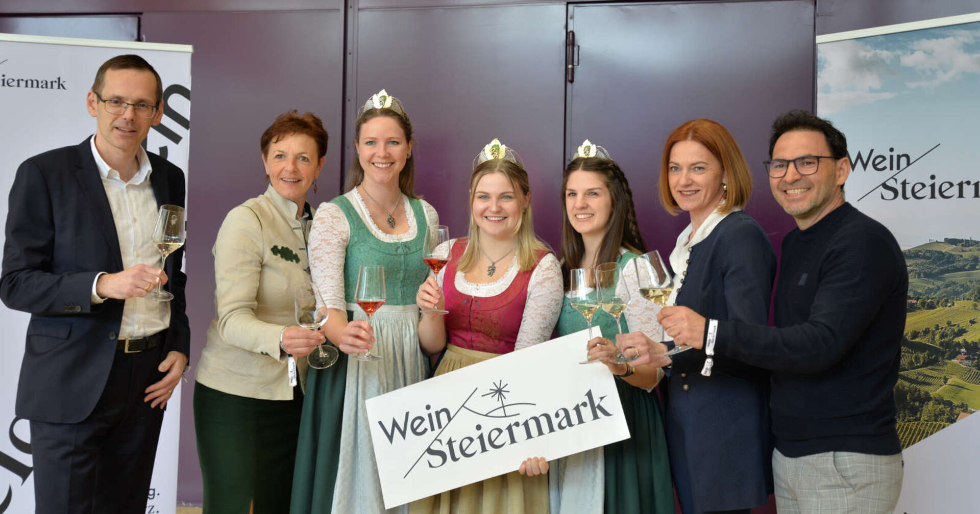 Vorstandsmitglied Steiermärkische Sparkasse Oliver Kröpfl, Vizepräsidentin Landwirtschaftskammer Steiermark Maria Pein, Weinhoheiten Katrin Strohmaier, Sophie Friedrich und Marlene Prugmaier, Landesrätin Simone Schmiedbauer sowie Obmann Wein Steiermark Stefan Potzinger.