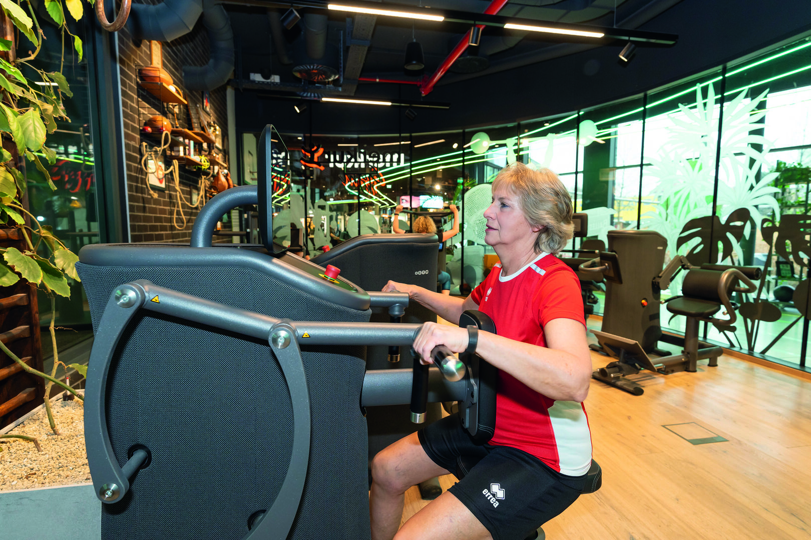 Ältere Frau trainiert an einem Trainingsgerät