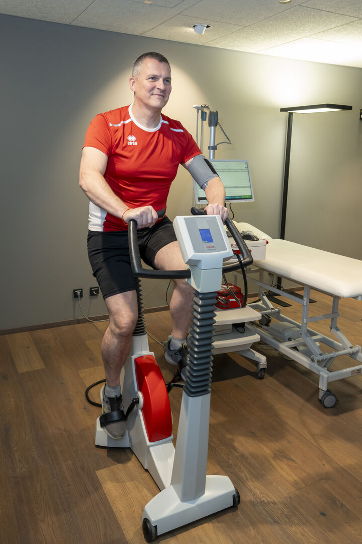 Mann während eines Ergometertests auf einem Rad