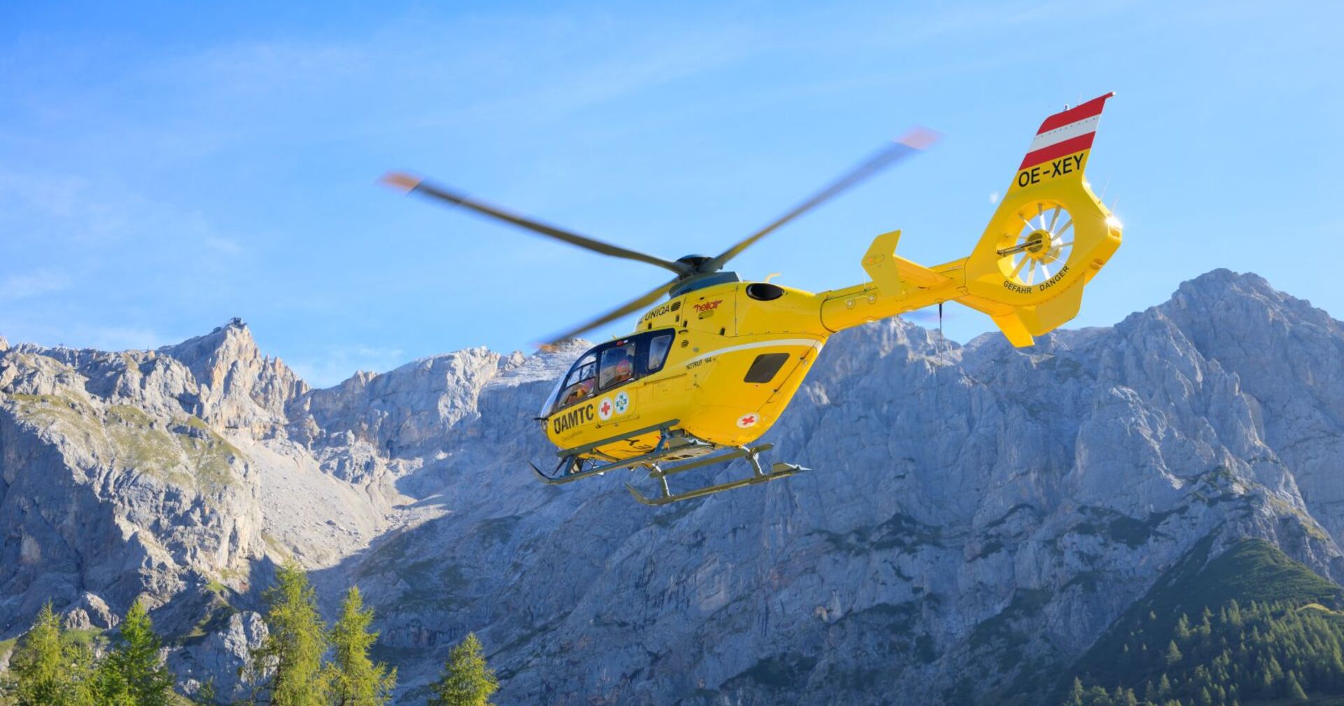 Der gelbe ÖAMTC Rettungshubschrauber im Einsatz.