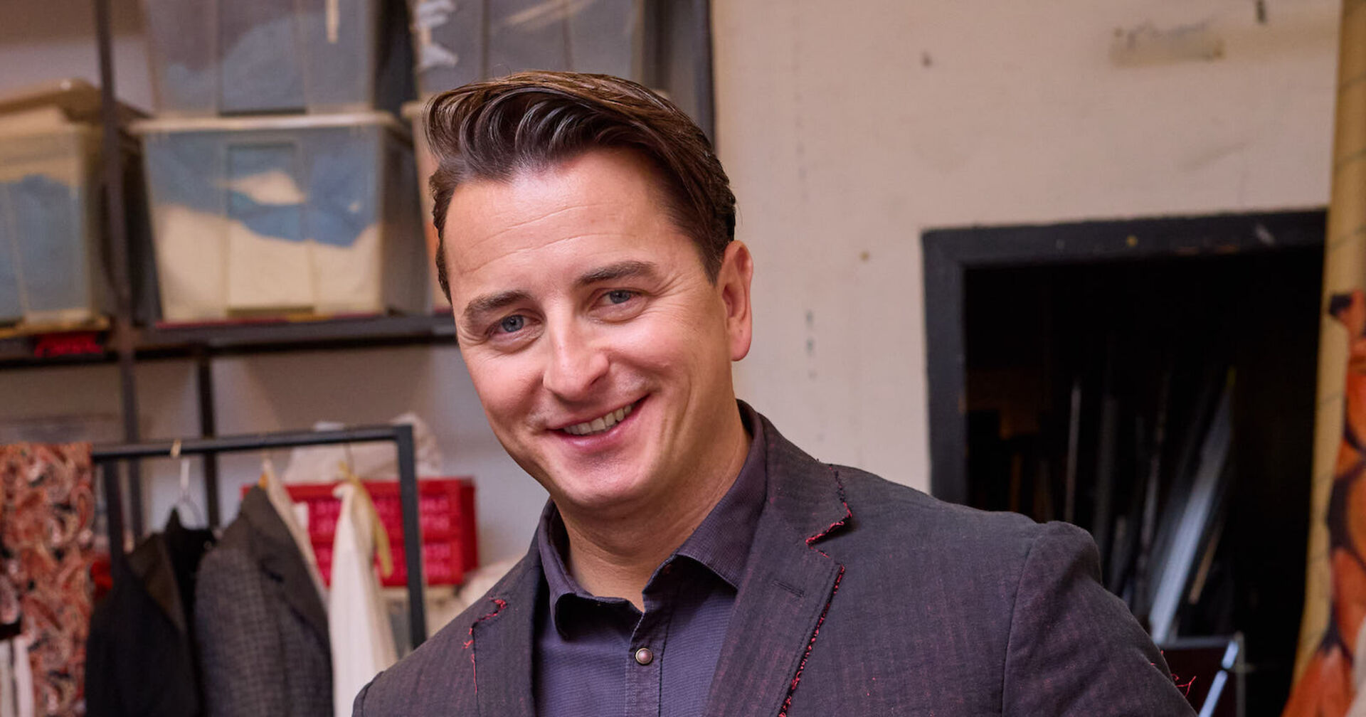 Andreas Gabalier in einem Anzug.