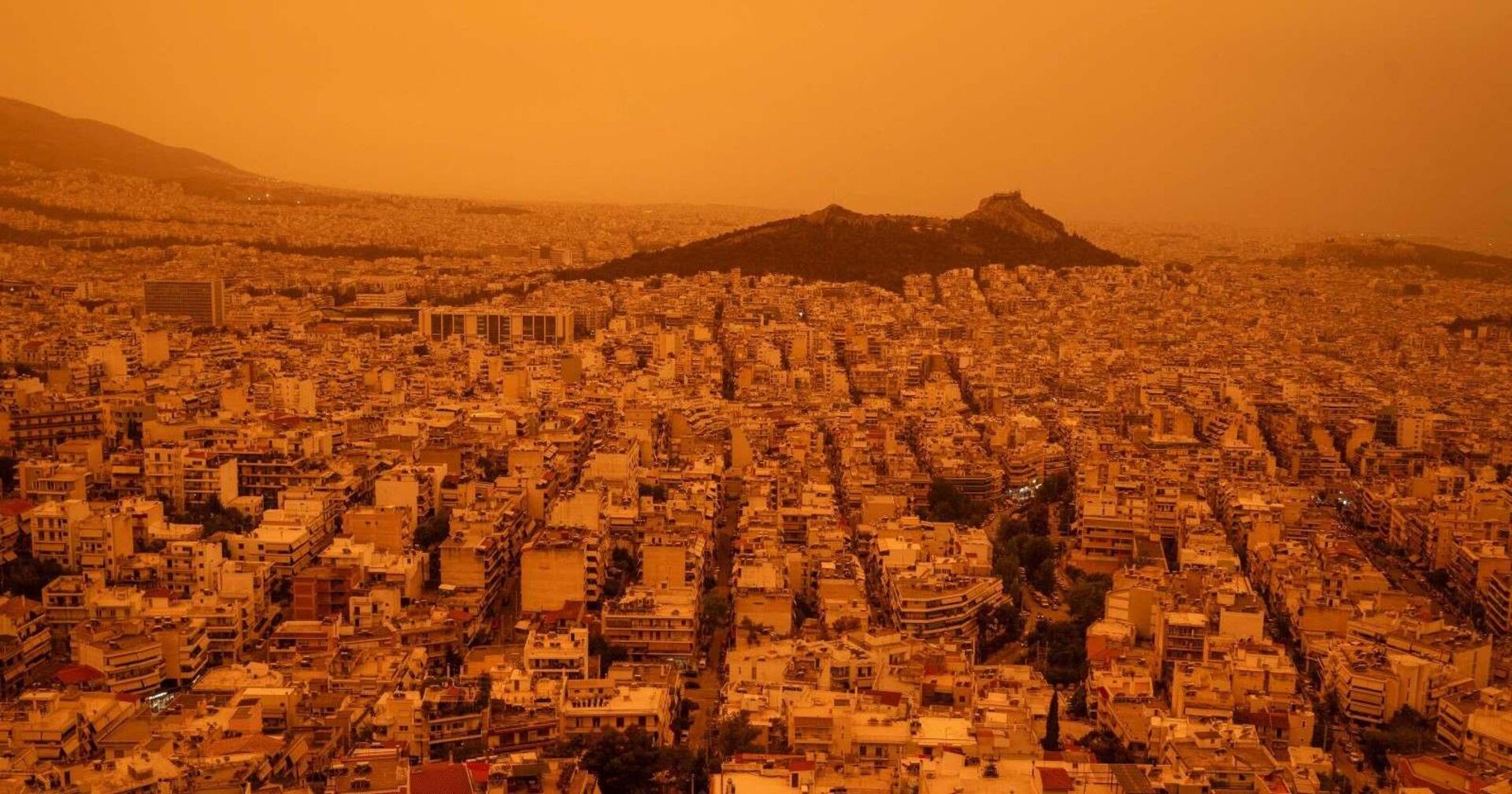 Athen in roten Saharastaub gehüllt.