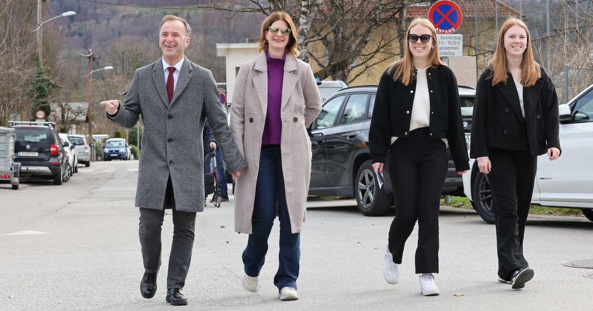 Bürgermeister Bernhard Auinger spaziert mit seiner Frau und seinen beiden Töchtern