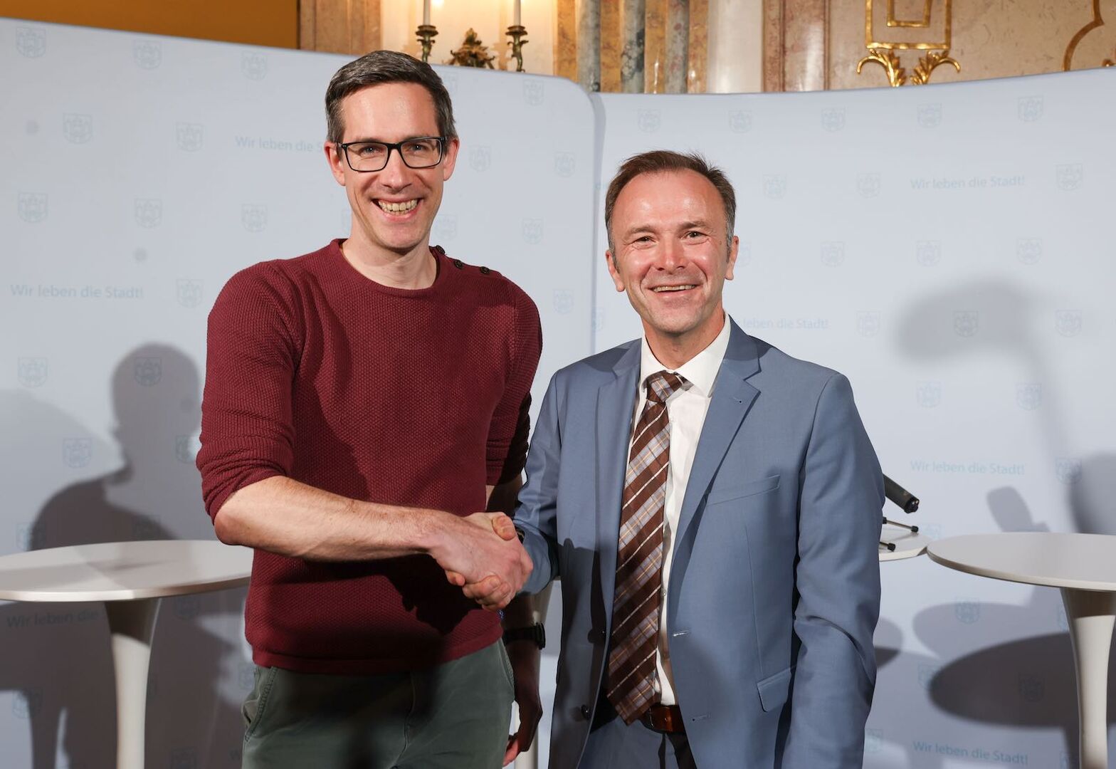 Kay Michael Dankl und Bernhard Auinger geben sich die Hand