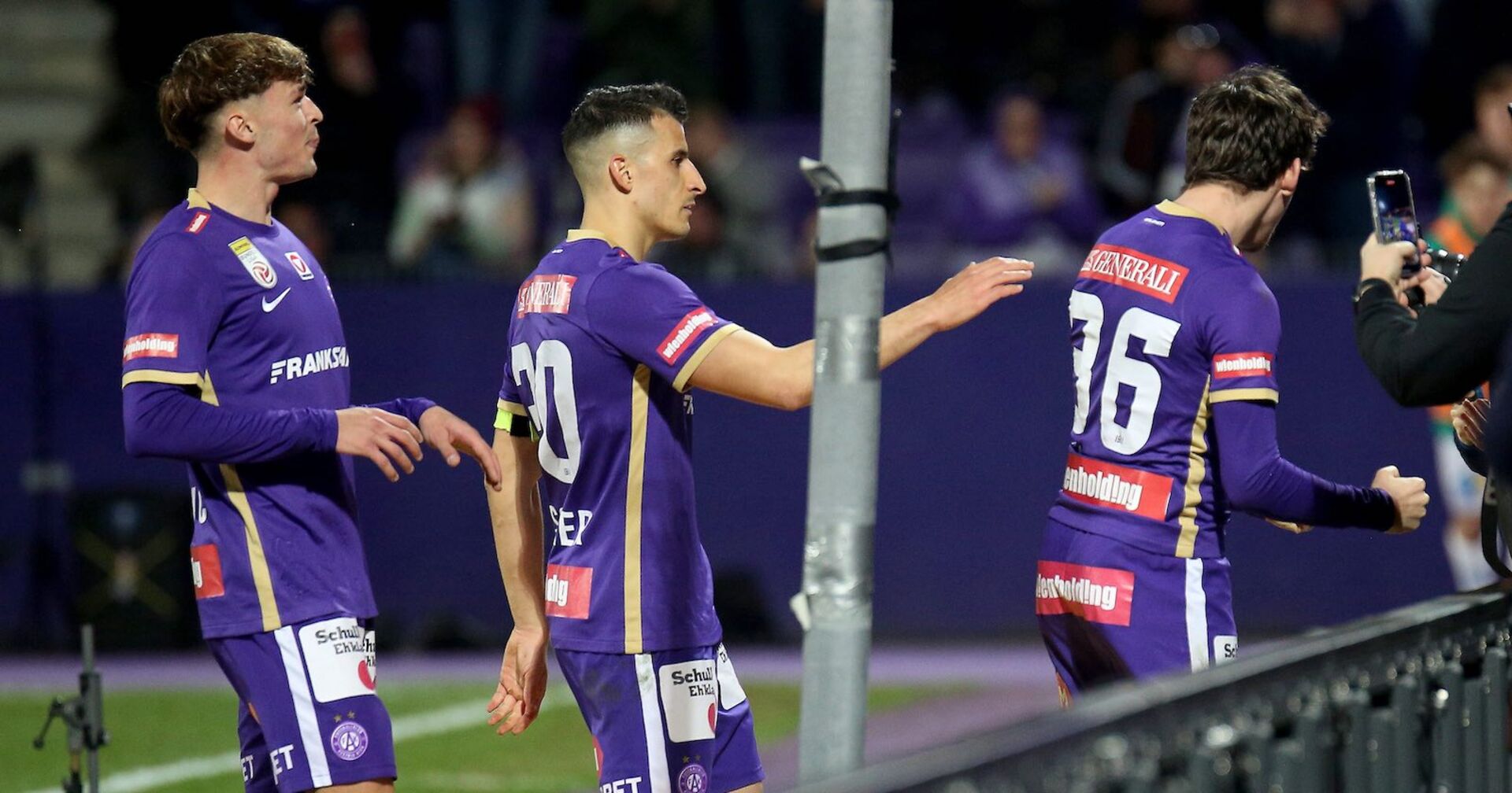 Drei Spieler der Austria Wien im Stadion.