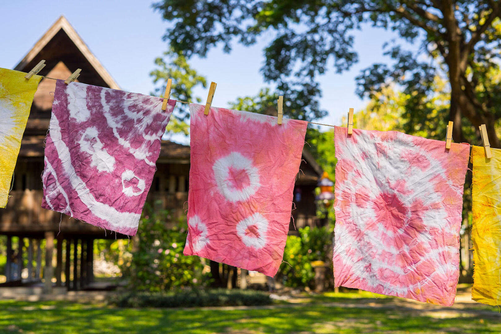 Batik Tischtücher an einer Wäscheleine | Credit: iStock.com/Nuttanin Knyw