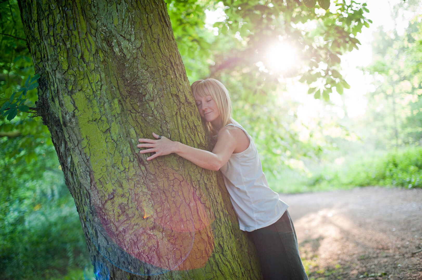 Frau umarmt Baum | Credit: iStock.com/lisathephotographer