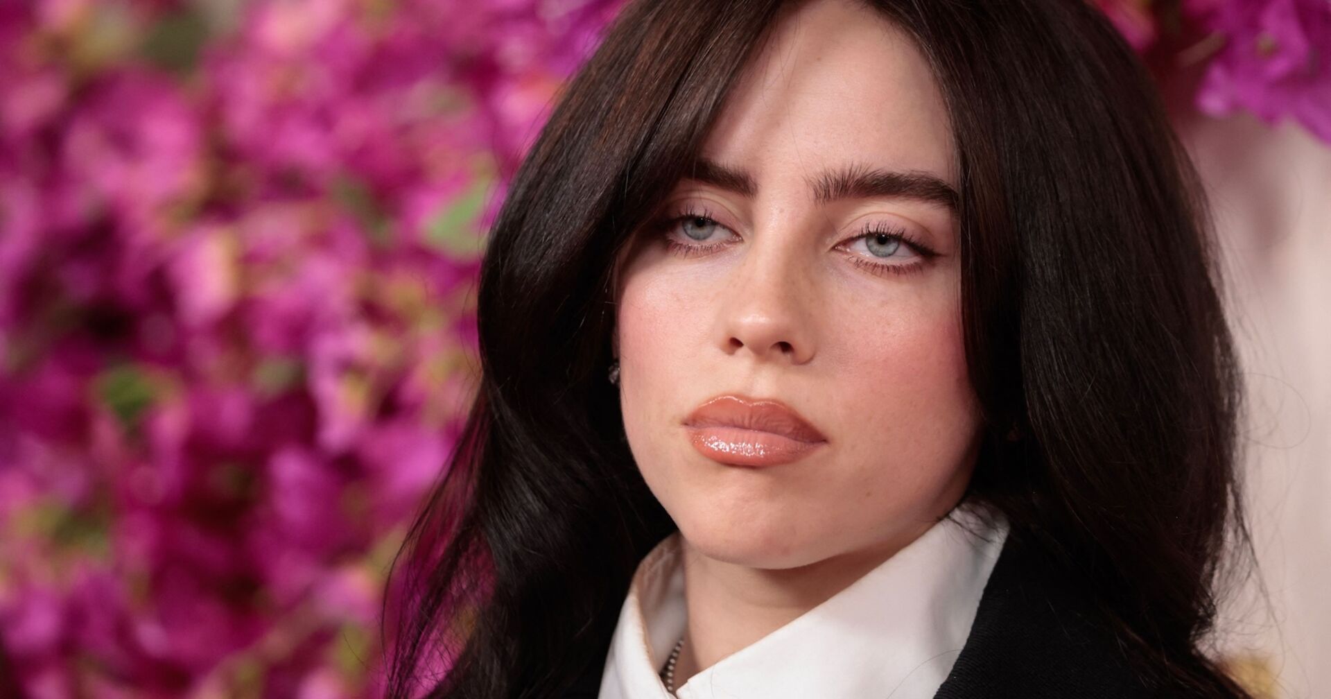 Billie Eilish mit langen schwarzen Haaren.