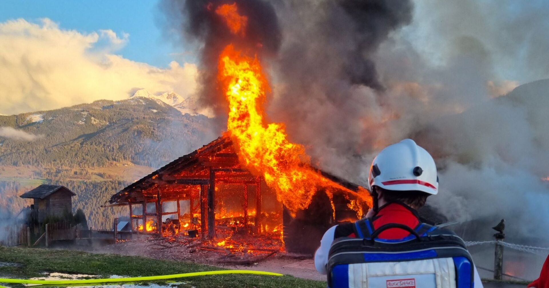 Der in Vollbrand stehend Stall des Bergbauernhofs.