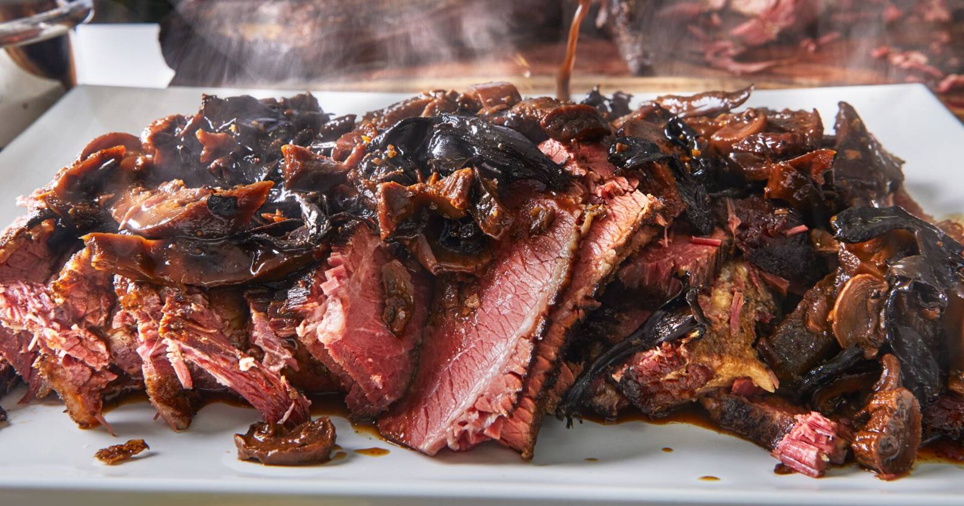 Aufgeschnittenes, im Smoker geräuchertes dunkles Rinderbrust-Fleisch.