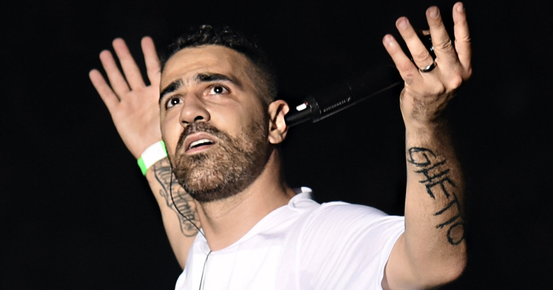 Bushido mit einem weißen T-Shirt auf der Bühne.