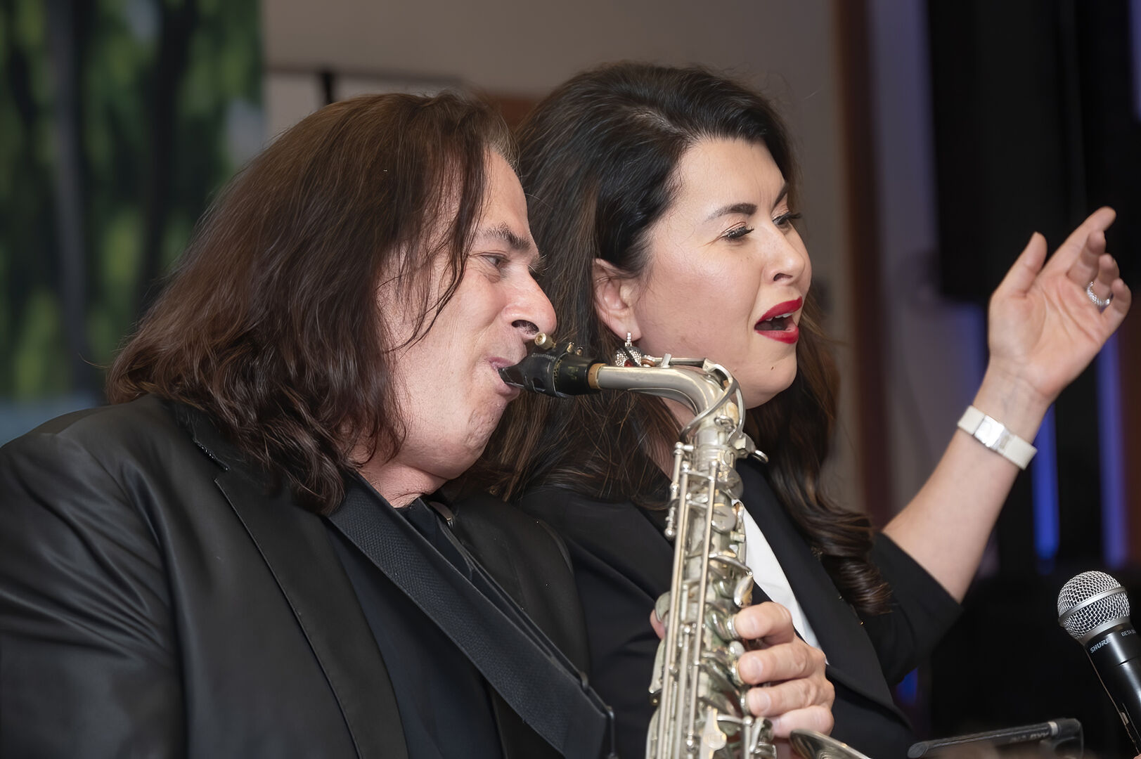 Ein Mann spielt Saxophon und eine Frau singt