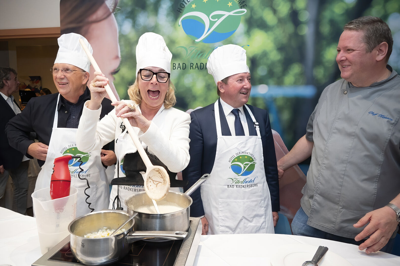 Mehrere Personen in Kochuniformen