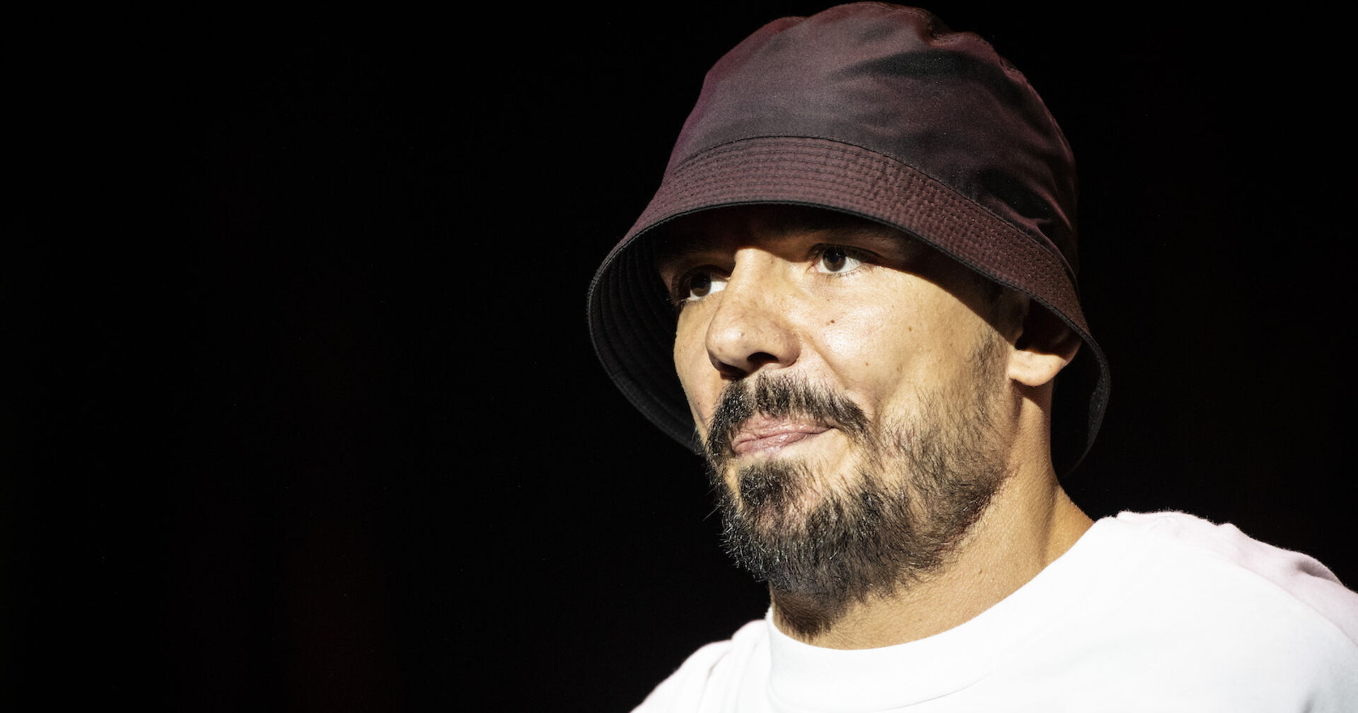 Capital Bra mit einem braunen Fischerhut.