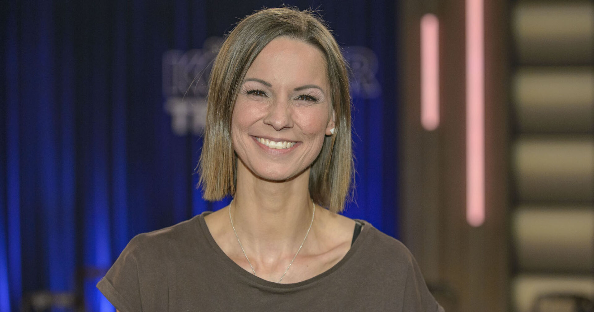 Christina Stürmer mit einem braunen T-Shirt in einem Studio.