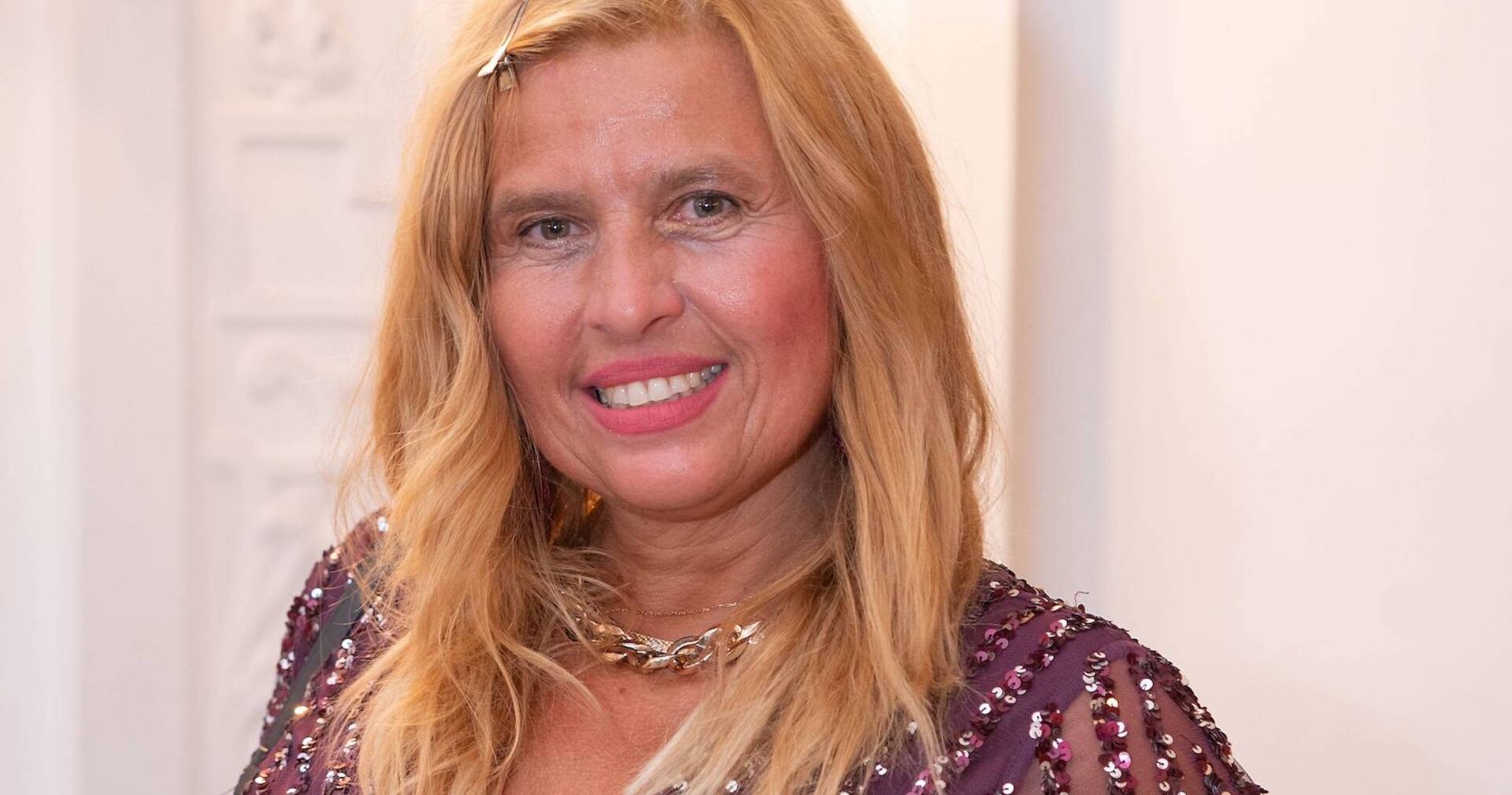 Daniela Kennedy mit offenen, blonden Haaren.