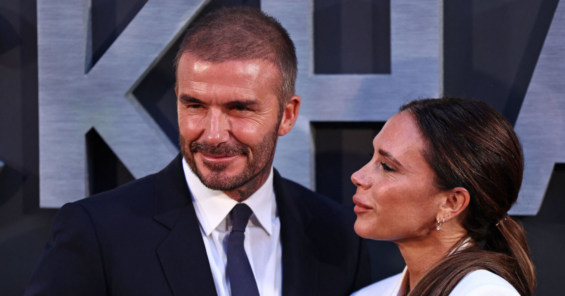 Ein Mann sieht nach vorne, die Frau neben ihm sieht ihn an