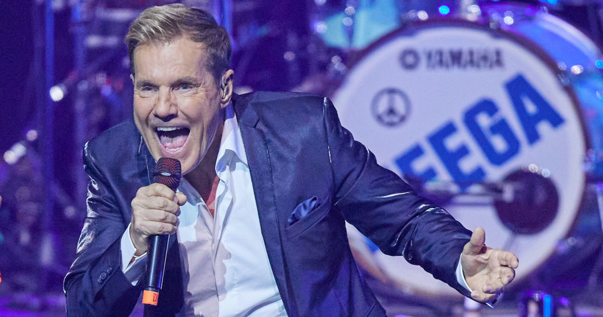 Dieter Bohlen singend auf der Bühne.