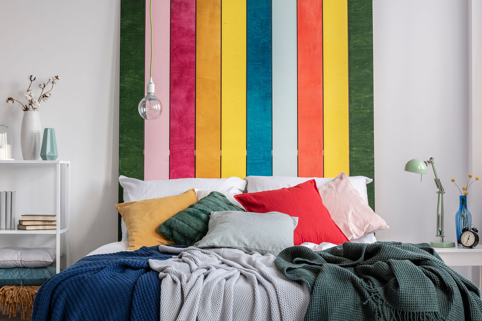 Buntes Schlafzimmer | Credit: iStock.com/KatarzynaBialasiewicz