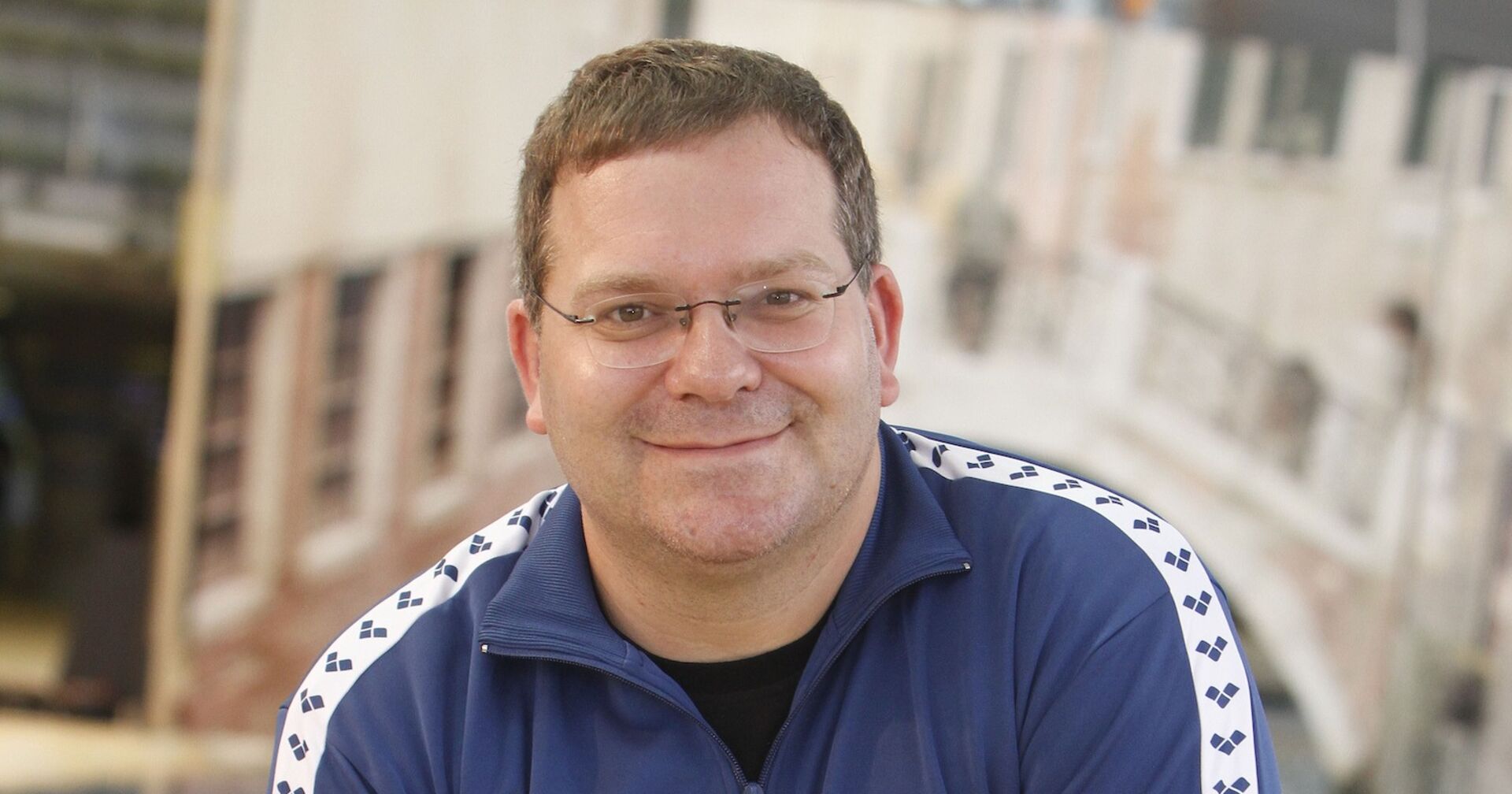 Elton mit einem blauen Shirt.