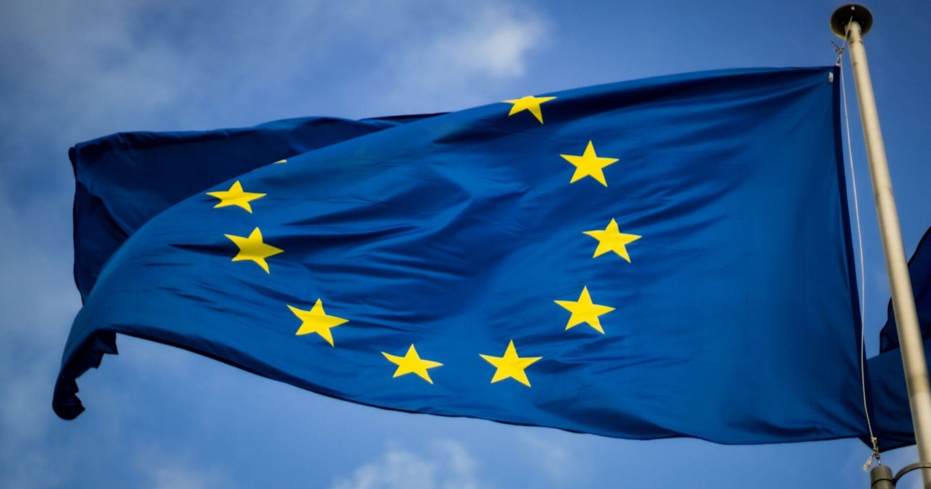 Die Flagge der Europäischen Union vor blauem Himmel