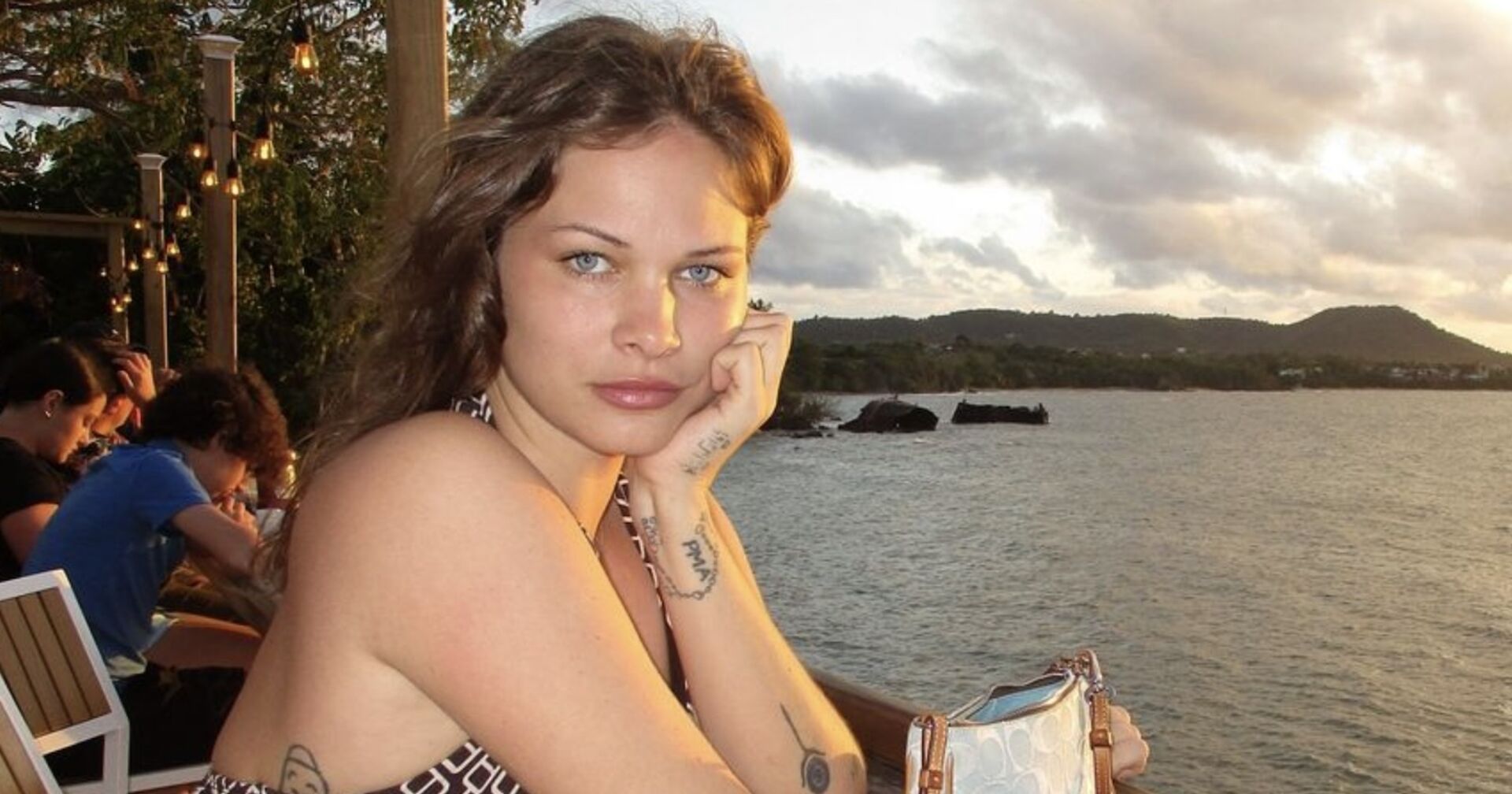 Die Tik Tokerin Eva Evans am Meer.