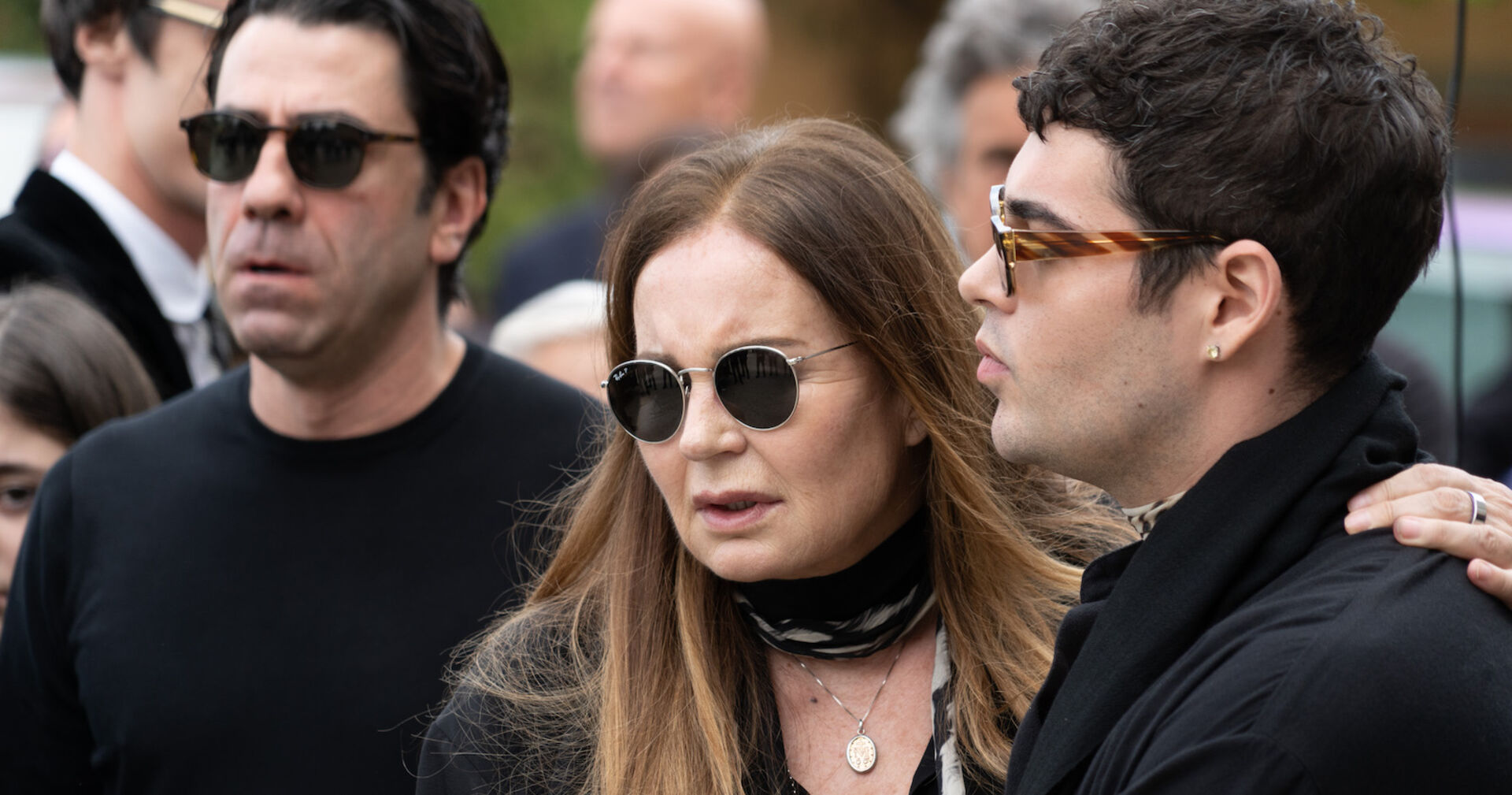 Eva und Robin Cavalli mit Sonnenbrillen beim Begräbnis von Roberto Cavalli.
