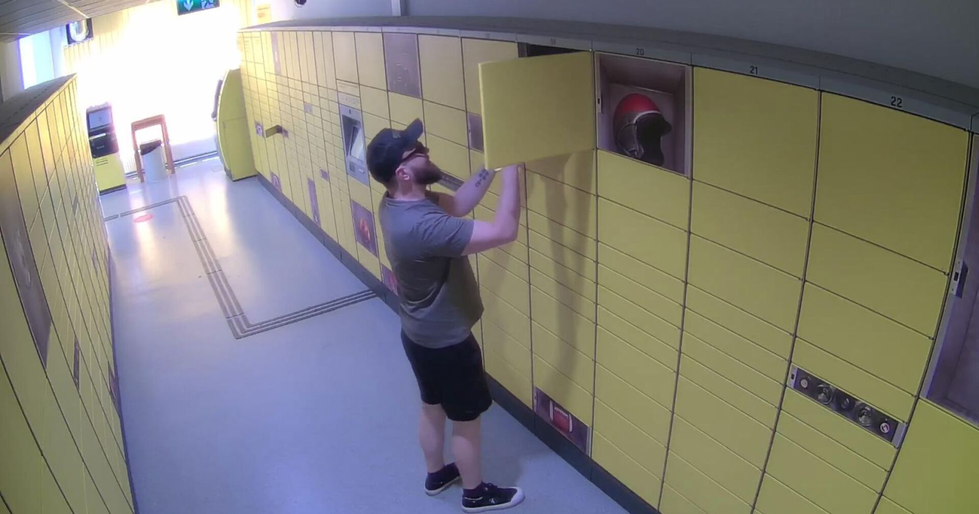 Fahndungsfoto: Der Verdächtige an einer Abholstation.