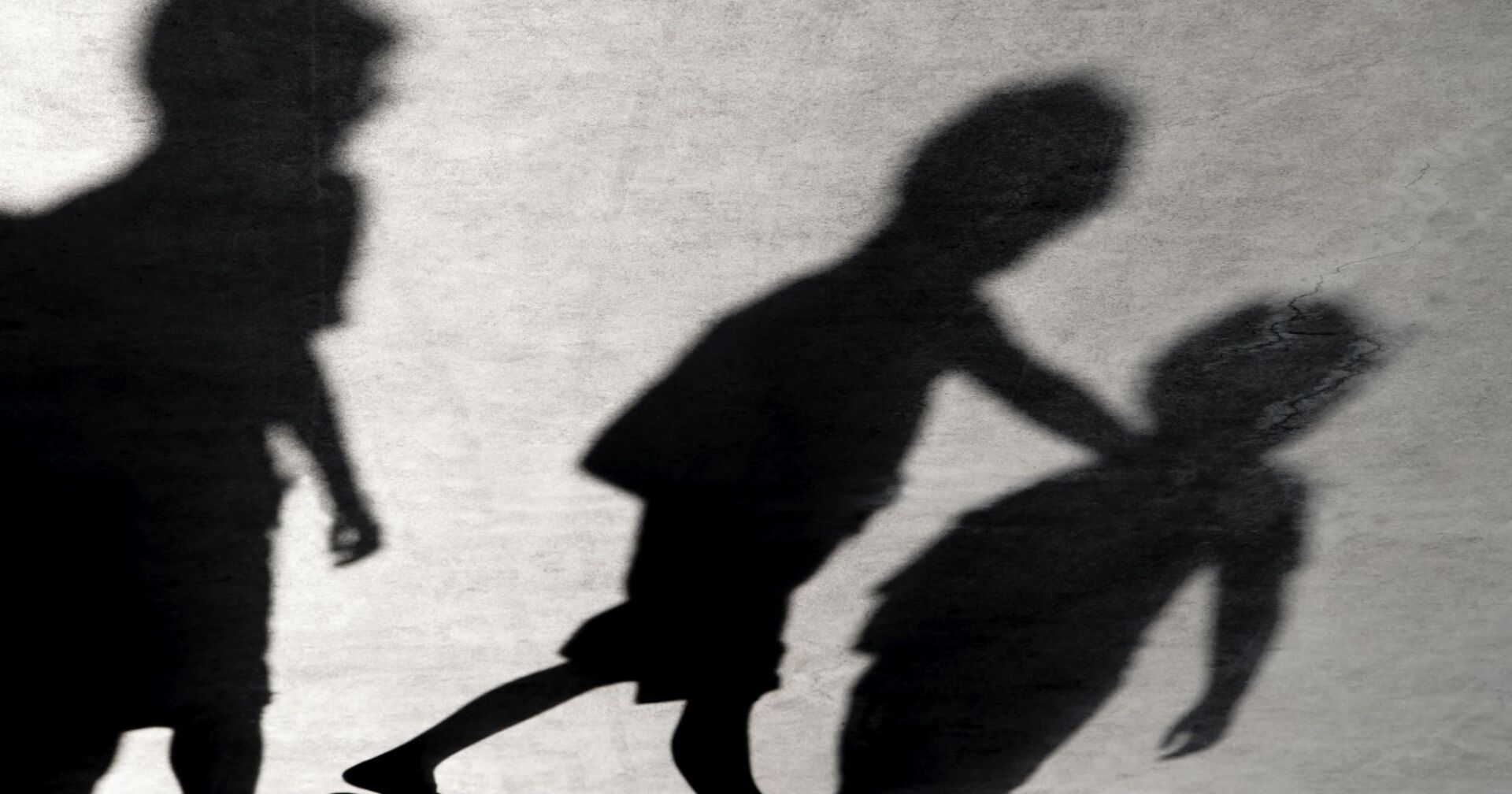 Die Schatten von gewalttätigen Kindern.