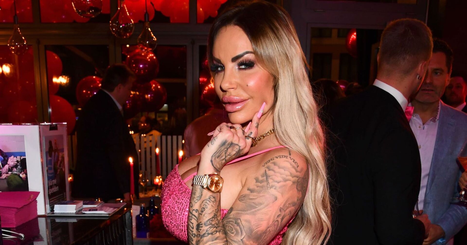 Gina-Lisa Lohnfink in einem pinken Kleid mit langen blonden Haaren.