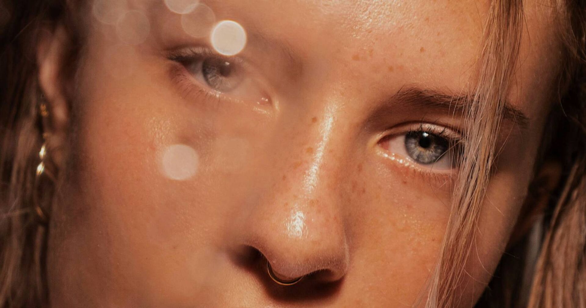 Nahaufnahme einer hübschen jungen Frau, deren Augen und Nase gut zu erkennen sind.