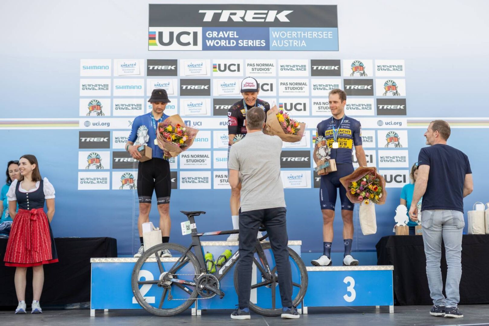 Sieger Sebastian Schönberger auf dem Siegespodest des Wörthersee Gravel Race