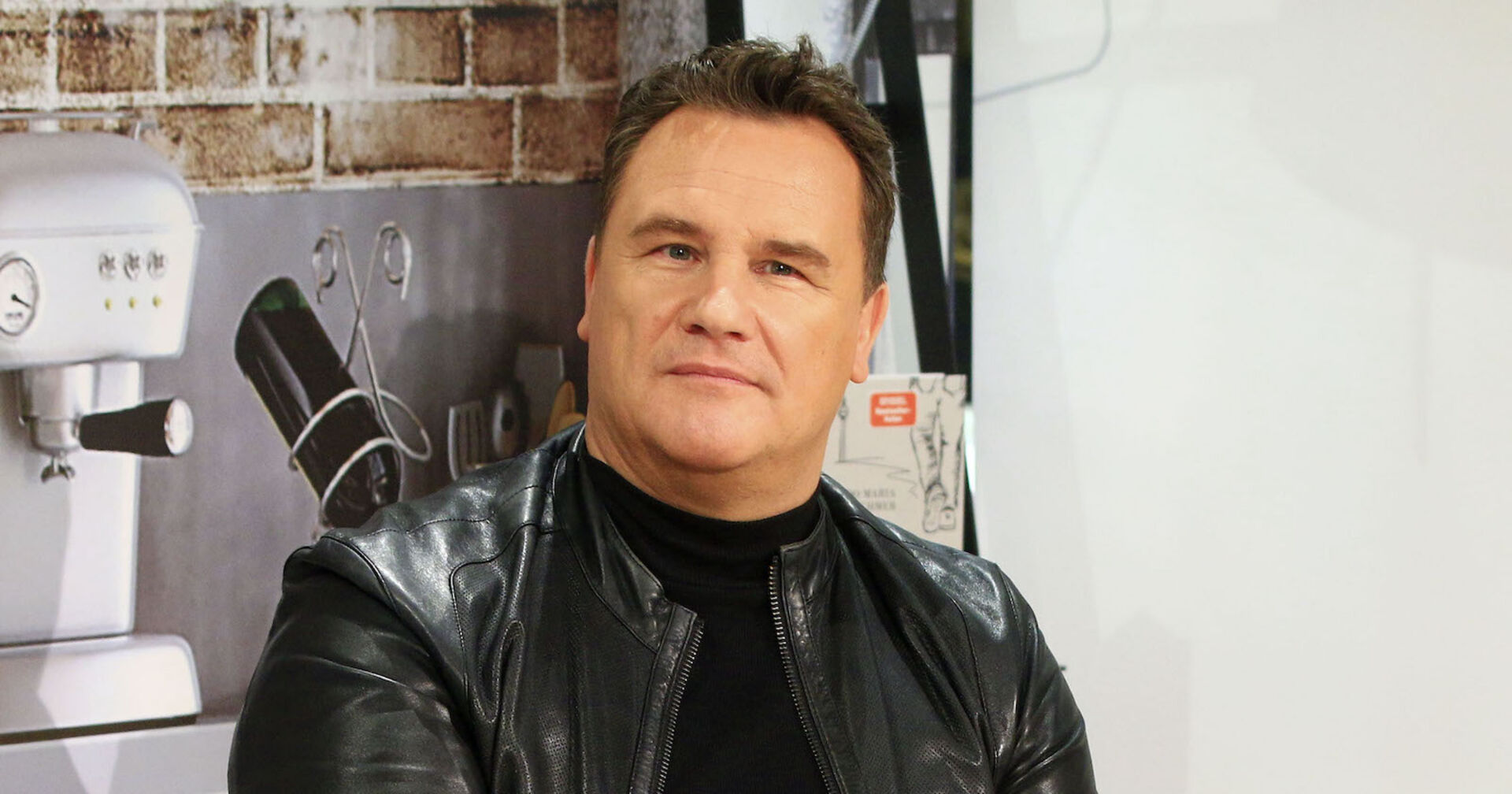 Guido Maria Kretschmer mit einer schwarzen Lederjacke.