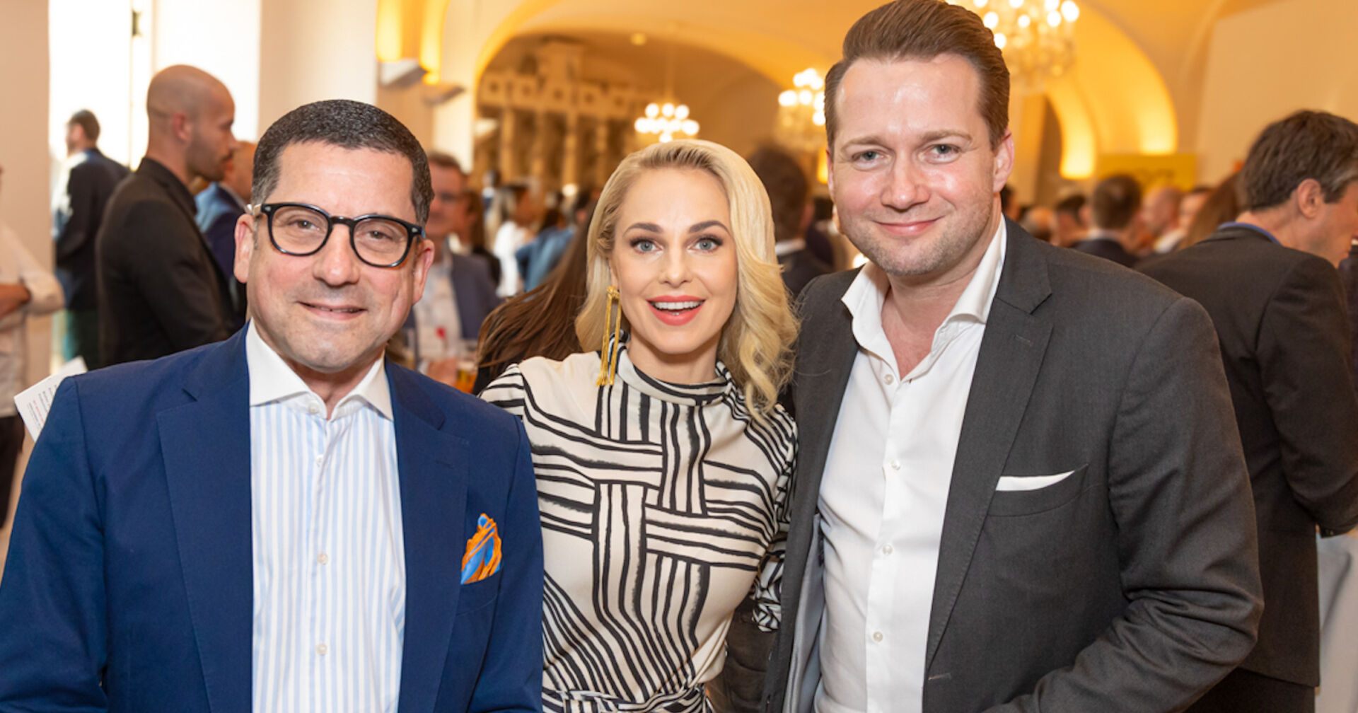 Silvia Schneider und zwei Handelsexperten