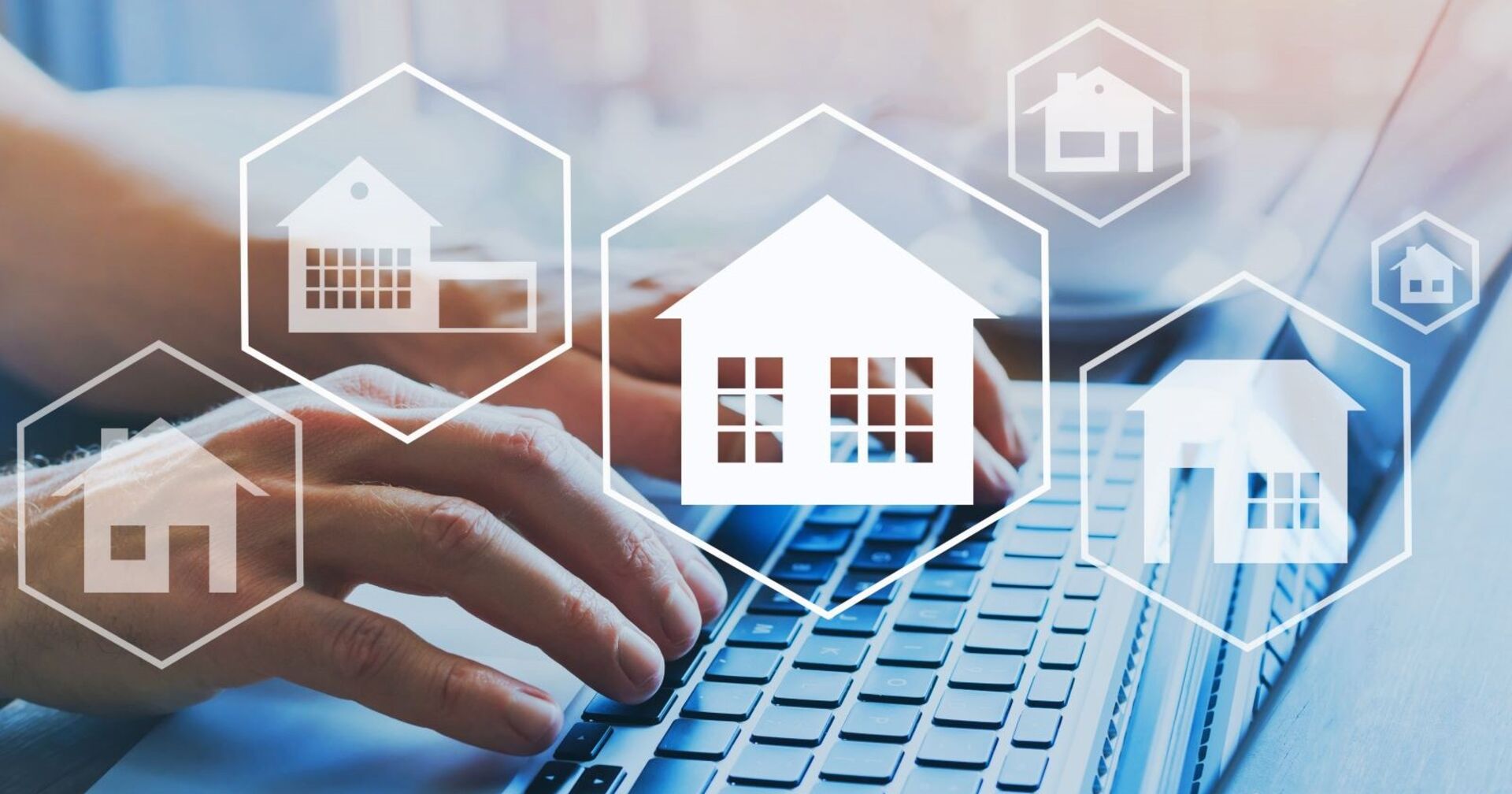 Ein Mann sucht vor einem Laptop nach einer Wohnung.