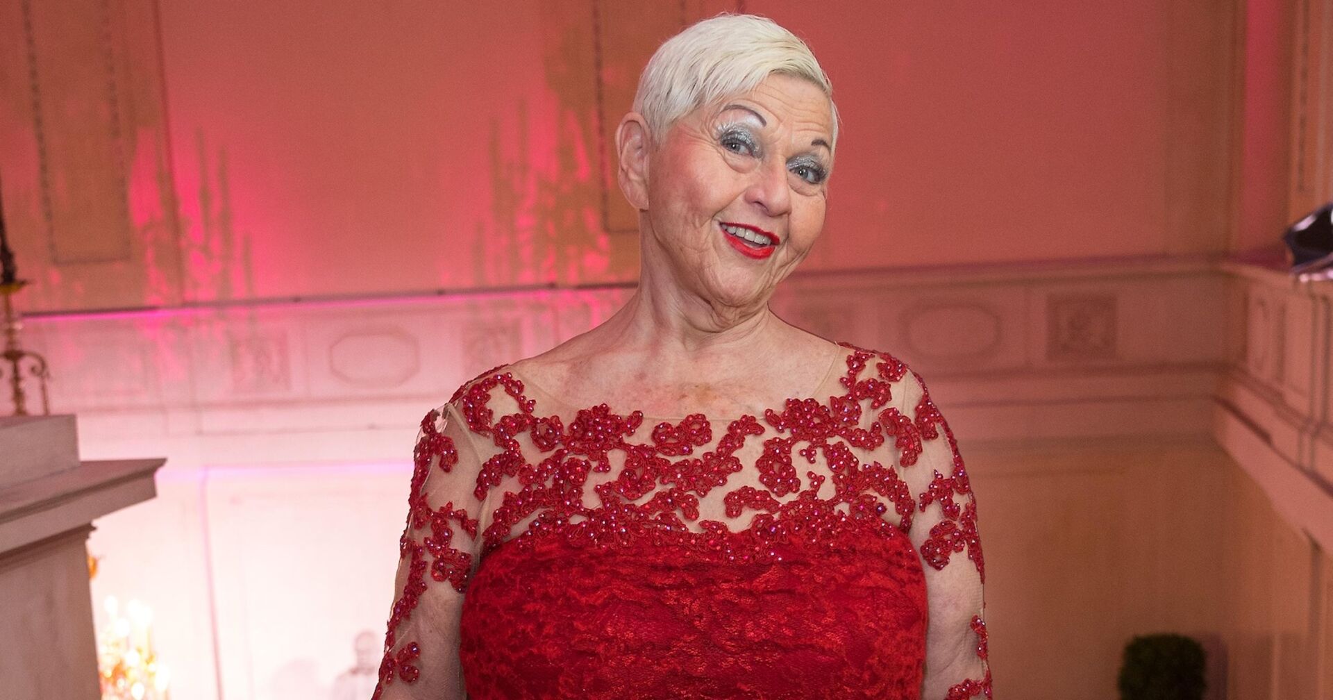 Jazz Gitti in einem roten Ballkleid.