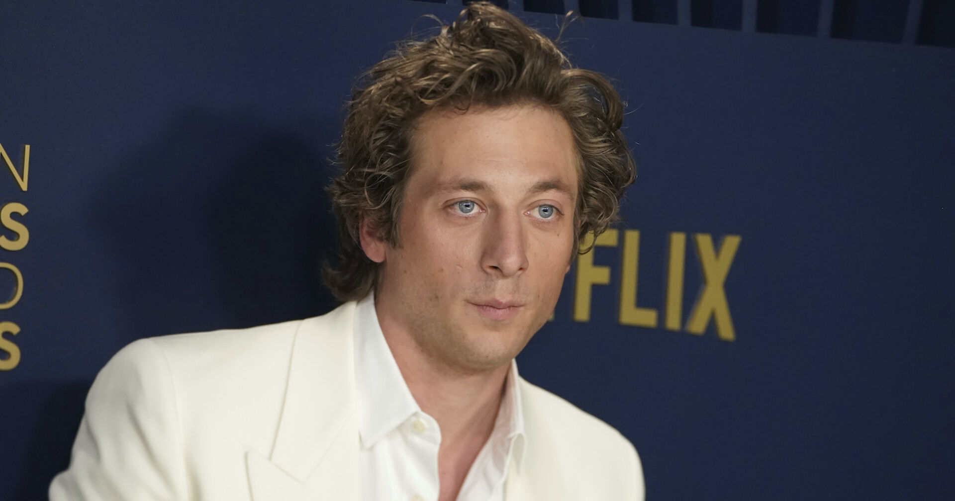 Jeremy Allen White mit einem weißen Blazer.