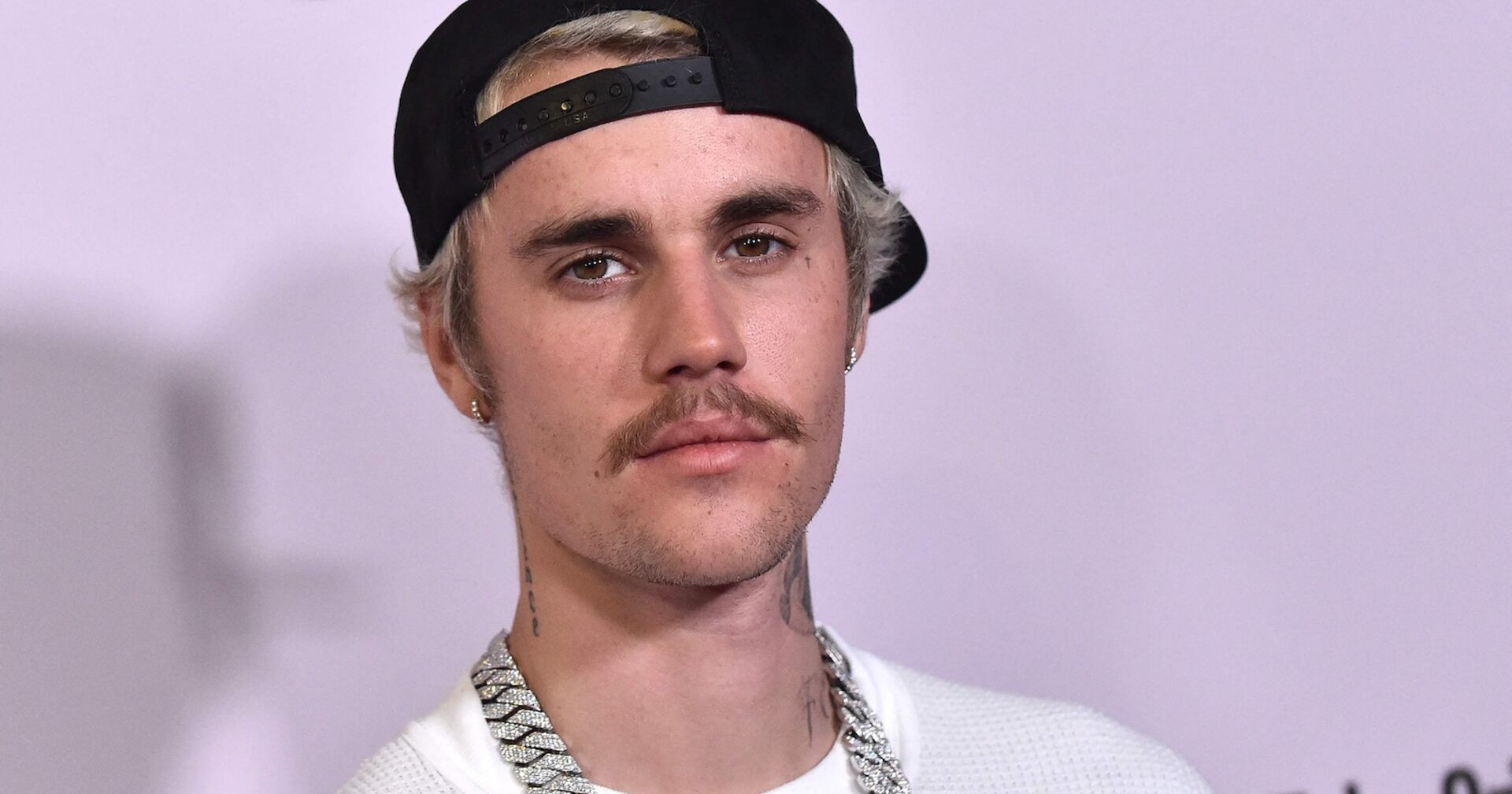 Justin Bieber mit einer Kappe und einer prunkvollen Kette.