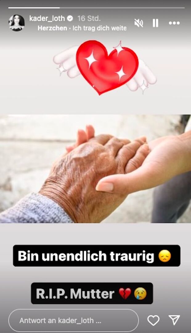 Ein Screenshot von Kader Loth wie sie die sterbende Hand ihrer Mutter hält.