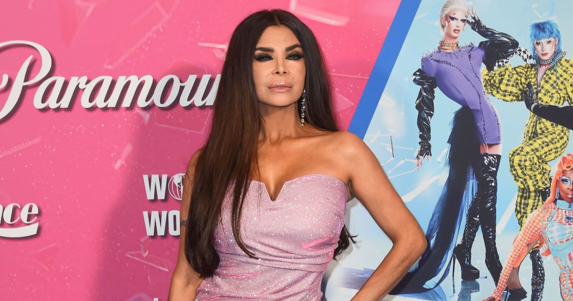 Kader Loth in einem pinken Kleid bei einer Premiere.