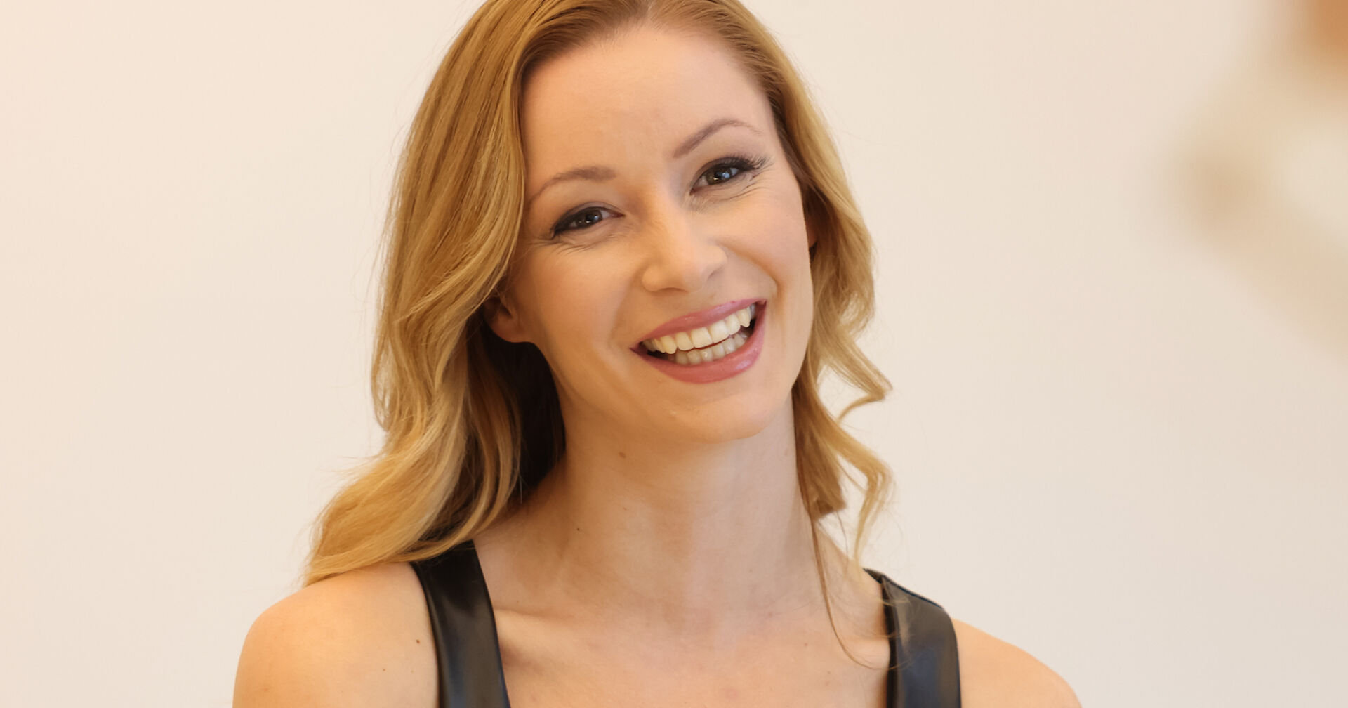 Sängerin Kaleen lacht im Gespräch